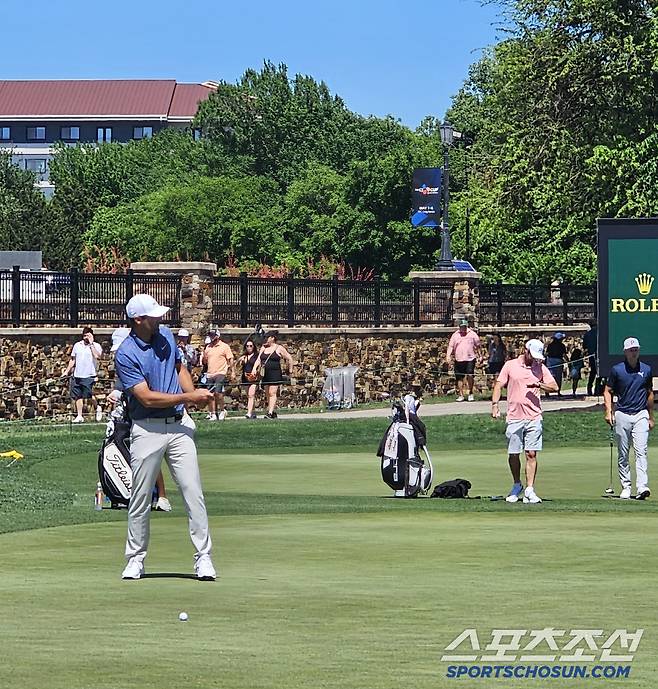 1번홀 출발 직전, 연습 그린에서 퍼팅을 점검하고 있는 셰플러. 사진=김용 기자
