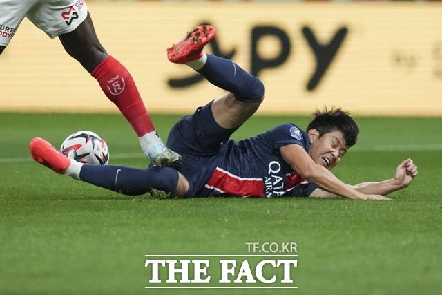 PSG 이강인이 4일 스트라스부르와 2024~2025 프랑스 리그1 32라운드에 선발 출전하며 활발한 경기를 펼쳤으나 전반 추가시간 부상으로 교체되면서 우려를 자아내고 있다./AP.뉴시스