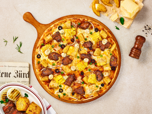 '스모크 수비드 스테이크 피자'. 피자앤컴퍼니