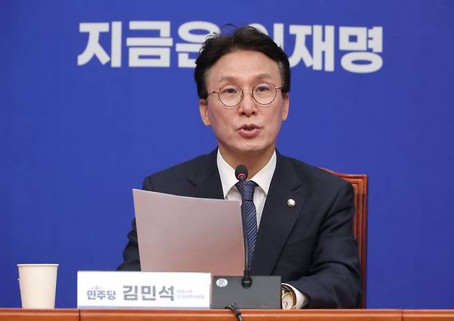 김민석 더불어민주당 선대위 상임공동선거대책위원장이 4일 국회에서 열린 기자간담회에서 발언하고 있다. 연합뉴스