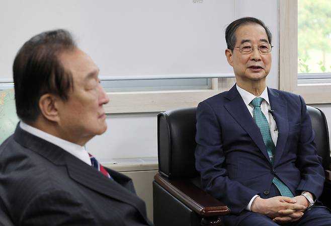 3일 서울 여의도 국회 헌정기념관을 찾은 한덕수 전 국무총리가 발언하고 있다. 왼쪽은 정대철 헌정회장. 연합뉴스.