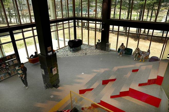 의정부 경전철 발곡역 인근 ‘장암발곡근린공원’에 있는 ‘의정부음악도서관’은 창에서 쏟아지는 햇살과 너른 실내가 매력적이어서 찾는 이가 점점 늘고 있다. 박미향 기자