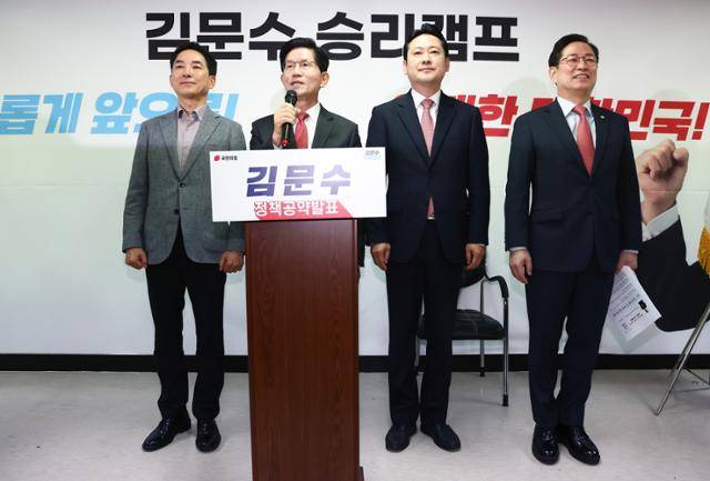 김문수(왼쪽 두 번째) 국민의힘 대선 후보가 지난달 18일 서울 여의도 선거 캠프에서 열린 경제살리기 공약 발표 기자회견에서 박민식(왼쪽부터) 전략기획본부장, 장동혁 총괄선대본부장, 박수영 정책총괄본부장을 소개하고 있다. 뉴스1