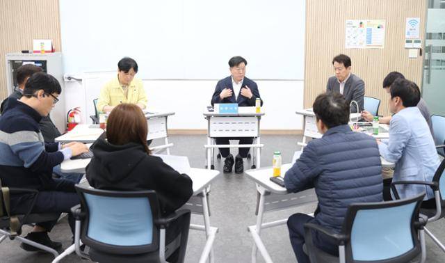 박승원(가운데) 경기 광명시장이 1일 광명 지하터널 사고 현장 상인 등과 만나 피해보상 대책에 대해 간담회를 하고 있다. 광명시 제공