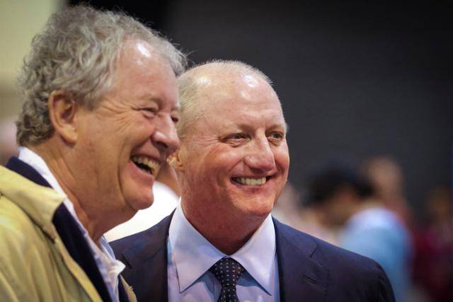 그레그 에이블(오른쪽) 버크셔 해서웨이 부회장이 5월 2일 네브래스카 오마하에서 열린 버크셔 해서웨이 연례 주주총회에서 한 주주와 함께 사진을 찍고 있다. 워런 버핏 버크셔 해서웨이 회장은 3일 연말 은퇴를 선언하며 에이블 부회장을 차기 최고경영자(CEO)로 지목했다. 오마하=로이터 연합뉴스