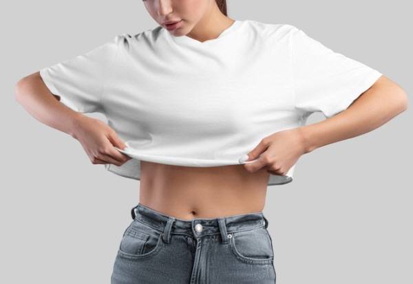 배를 드러내는 크롭티를 즐겨 입는다면 배탈을 주의해야 한다./사진=게티이미지뱅크