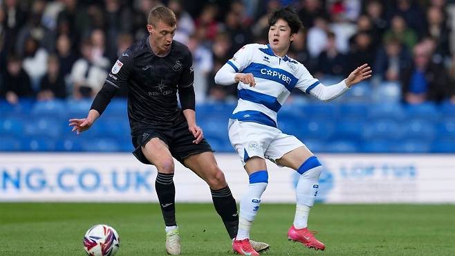 22일 로프터스 로드에서 끝난 챔피언십 44라운드 스완지와의 홈 경기에 나선 QPR 양민혁(오른쪽). 사진=QPR 홈페이지