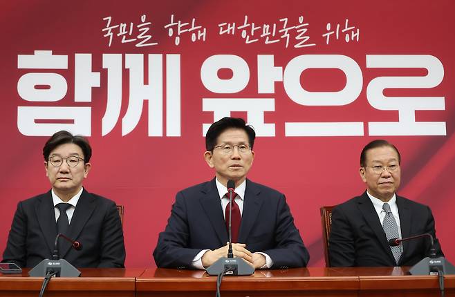 김문수 국민의힘 대선 후보(가운데)가 선거대책위원회에서 발언하고 있다. 뉴시스