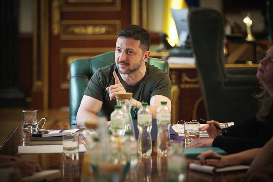 지난 2일 우크라이나 키이우에서 볼로디미르 젤렌스키 우크라이나 대통령이 취재진의 질문에 답하고 있다. AFP=연합뉴스