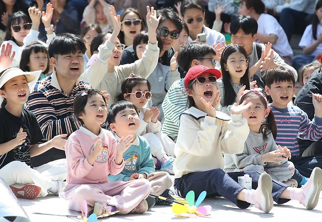 4일 대구 수성구 국립대구박물관을 찾은 어린이들이 마술공연을 관람하며 즐거운 시간을 보내고 있다. 뉴스1