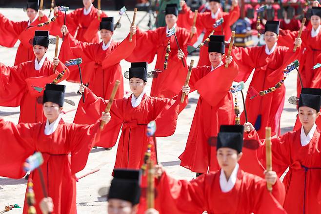 4일 서울 종로구 종묘 정전에서 봉행된 '종묘대제'에서 무용수들이 종묘제례악에 맞춰 일무를 펼치고 있다. 연합뉴스
