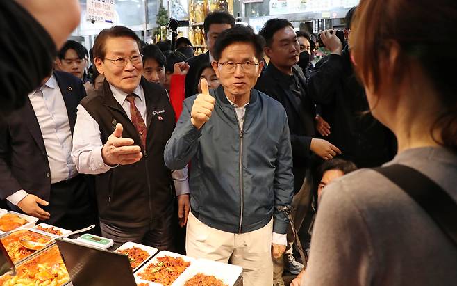 김문수 국민의힘 대통령 후보가 의정부제일시장을 찾아 알곤이찜을 시식한 뒤 엄지 손가락을 치켜들고 있다. 뉴스1