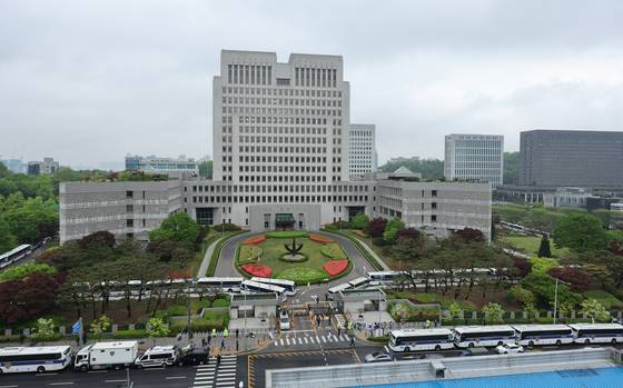 이재명 더불어민주당 대통령 후보의 공직선거법 위반 사건에 대한 판결 선고기일인 1일 서울 서초구 대법원에 경찰 차벽이 설치되어 있다. 뉴스1