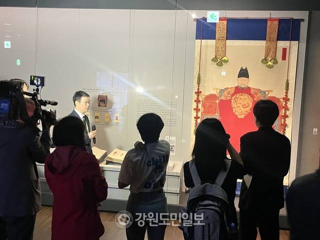 ▲ 신재근 학예연구사가 박물관 상시전시실에서 왕의 어진에 대해 설명하고 있다. 이채윤