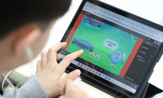 지난 10일 대구 달성군 가창면 용계초등학교에서 열린 인공지능디지털교과서(AIDT) 공개수업에서 초등생들이 AI 교과서로 공부하고 있다. 연합뉴스