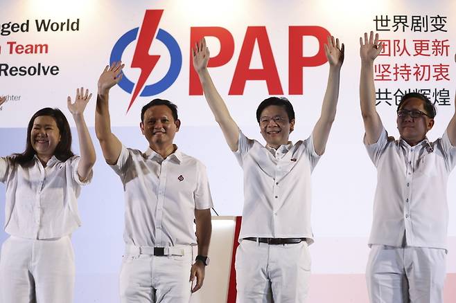 3일(현지시간) 로렌스 웡 싱가포르 총리(오른쪽 두 번째)가 총선 잠정 결과 발표 직후 지지자들에게 손을 흔들고 있다. <EPA 연합뉴스>