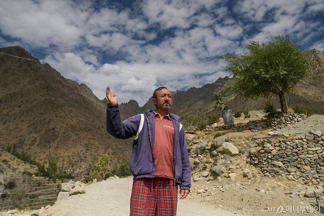 (훈데르만 AFP=뉴스1) 김지완 기자 = 지난 7월 27일 파키스탄과 국경을 맞대고 있는 인도 북부 카르길 지역의 훈데르만 마을 주민인 모하마드 바키르 씨가 AFP 통신과 인터뷰를 하고 있다. 훈데르만 마을은 고대 무역로로 지역 사회를 잇는 곳이었지만, 이제 서로 앙숙이면서 핵보유 국가인 인도와 파키스탄의 요충지가 되었다. 인도-파키스탄 북부 카슈미르의 국경은 세계에서 가장 위험한 국경 중 하나로 꼽힌다. 2024.07.27 ⓒ AFP=뉴스1 Copyright (C) 뉴스1. All rights reserved. 무단 전재 및 재배포, AI학습 이용 금지. /사진=(훈데르만 AFP=뉴스1) 김지완 기자