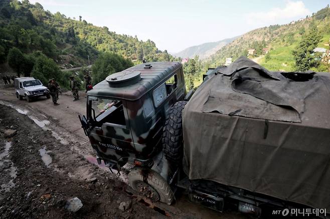 (카투아 로이터=뉴스1) 이강 기자 = 9일(현지시간) 잠무와 카슈미르의 카투아 지역에서 무장세력으로 의심되는 집단이 인도군 호송차량을 공격했다.2024.07.09 ⓒ 로이터=뉴스1 Copyright (C) 뉴스1. All rights reserved. 무단 전재 및 재배포, AI학습 이용 금지. /사진=(카투아 로이터=뉴스1) 이강 기자