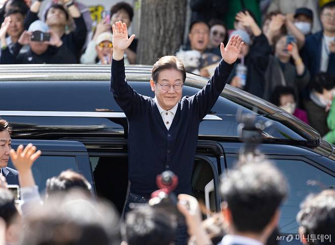 (영월=뉴스1) 이재명 기자 = '골목골목 경청투어 : 단양팔경편'에 나선 이재명 더불어민주당 대통령 후보가 4일 오후 강원 영월군 영월서부시장에 도착해 시민들을 향해 인사하고 있다. 2025.5.4/뉴스1 Copyright (C) 뉴스1. All rights reserved. 무단 전재 및 재배포, AI학습 이용 금지. /사진=(영월=뉴스1) 이재명 기자