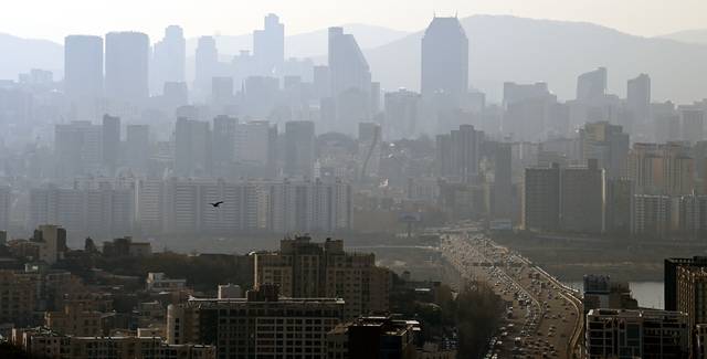 서울 중구 남산에서 바라본 강남구 아파트 단지. 윤성호 기자