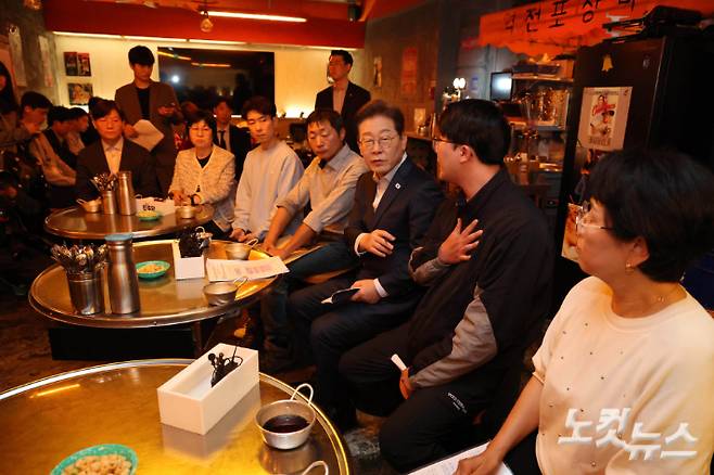 이재명 더불어민주당 대선후보가 1일 서울 종로 한 음식점에서 '민생시리즈2' 비전형 노동자 간담회를 하고 있다. 황진환 기자