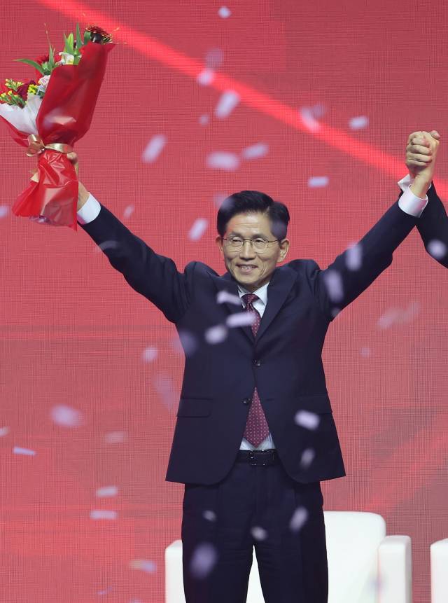 ▲국민의힘 대선 후보로 선출된 김문수 후보가 3일 경기 고양시 킨텍스에서 열린 국민의힘 전당대회에서 꽃다발을 받은 뒤 인사하고 있다. ⓒ연합뉴스