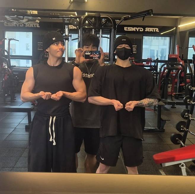 왼쪽부터 뷔, 최한진 보디빌더, 정국. 최한진 인스타그램