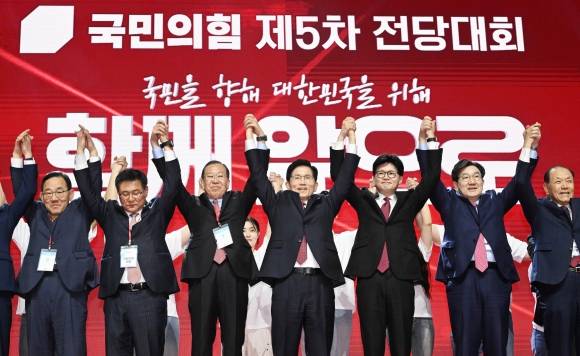 국민의힘 김문수 대선 후보가 3일 경기 일산 킨텍스에서 열린 제5차 전당대회에서 한동훈 후보, 국민의힘 지도부와 기념촬영을 하고 있다. 2025.5.3 홍윤기 기자