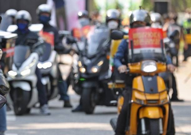 2023년 5월 10일 서울 여의도 산업은행 인근에서 공공운수노조 라이더유니온 조합원들이 처우 개선을 요구하며 오토바이 행진을 하고 있다. 연합뉴스