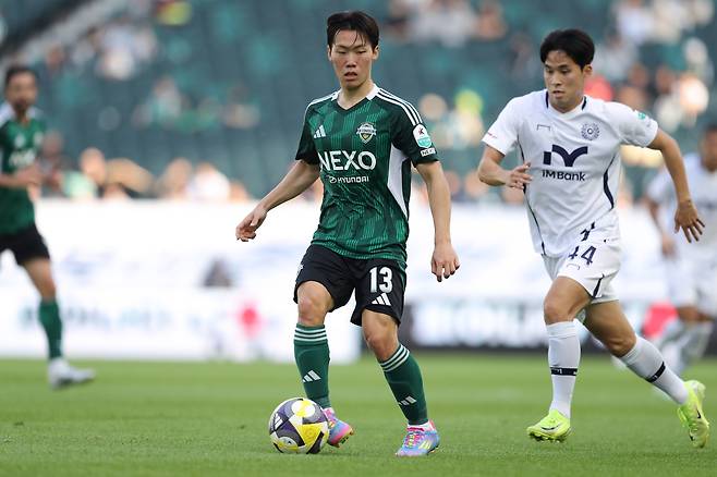 전북 현대 강상윤이 지난달 20일 대구FC와의 K리그1 경기 도중 볼을 컨트롤하고 있다. 프로축구연맹 제공