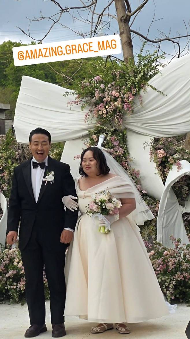 배우 문지인이 작가 겸 배우 정은혜(오른쪽)의 결혼식 사진을 공개했다. 문지인 공식 인스타그램 계정