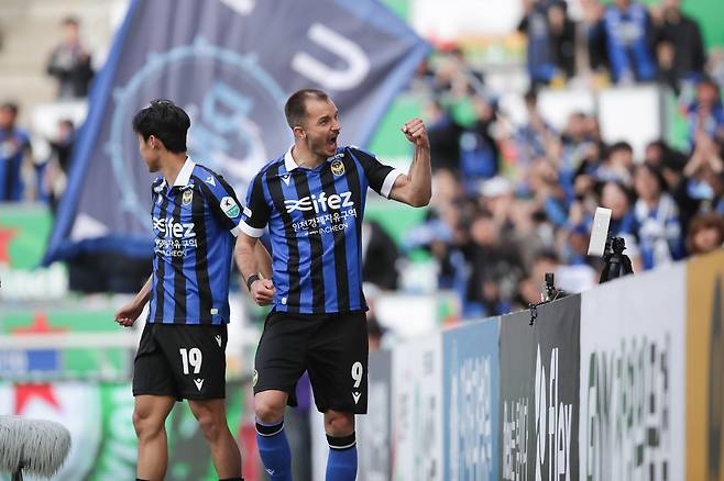 K리그2 인천의 무고사가 4일 김포와의 홈경기에서 골을 넣은 뒤 기뻐하고 있다. 프로축구연맹 제공