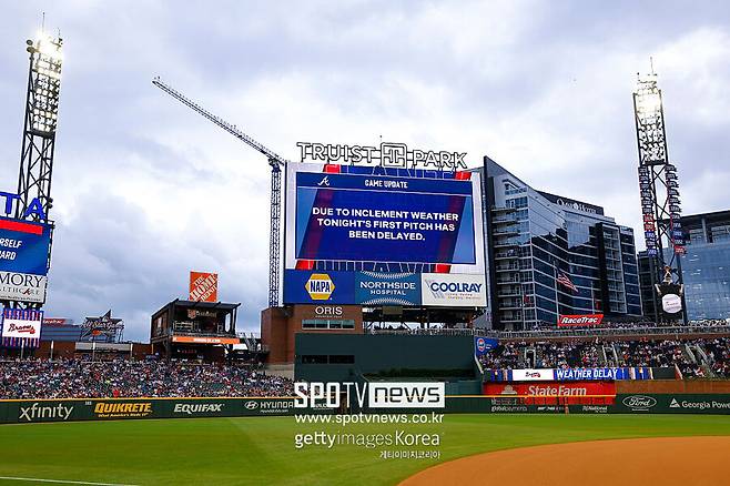 ▲ LA 다저스-애틀랜타 브레이브스 경기는 우천으로 인해 3시간 16분이 지난 후에야 개시됐다.
