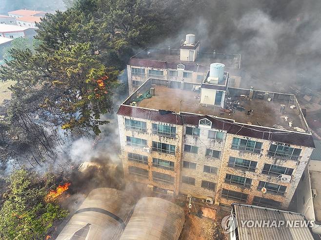 민가 다다른 산불 (대구=연합뉴스) 윤관식 기자 = 28일 오후 2시 1분께 대구 북구 노곡동 함지산에서 발생한 산불이 인근인 조야동 민가까지 확산하고 있다. 2025.4.28 psik@yna.co.kr