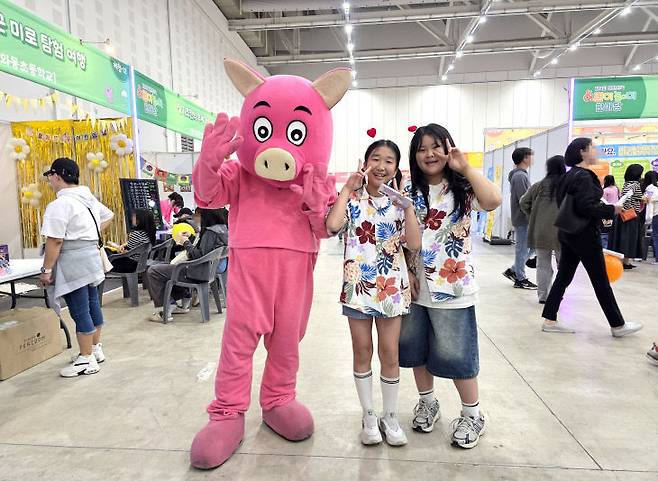 3일 대한민국 어린이 놀이한마당 행사장에서 대전 관평초 6학년 김나연 학생과 이수빈 학생이 캐릭터 인형과 기념사진을 찍고있다. /사진=이은지 기자