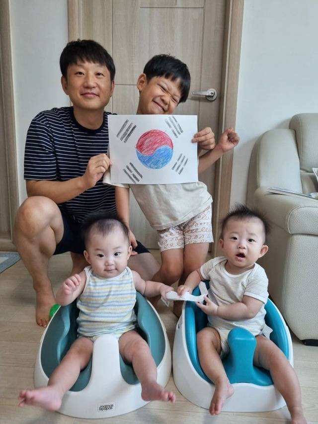 장정현 씨가 지난해 8월 15일 제 79주년 광복절을 맞이해 아들과 태극기를 그린 후 아들·딸 쌍둥이와 기념 사진을 찍었다. 본인 제공
