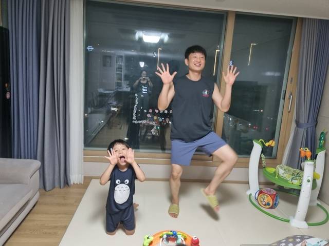 장정현 씨가 지난해 100인의 아빠단 활동 중 아들과 함께 놀이 미션 '아빠와 애착 관계를 높이는 동물처럼 멈춰라!' 수행을 위해 목도리를 활짝 핀 목도리 도마뱀을 흉내내고 있다. 본인 제공