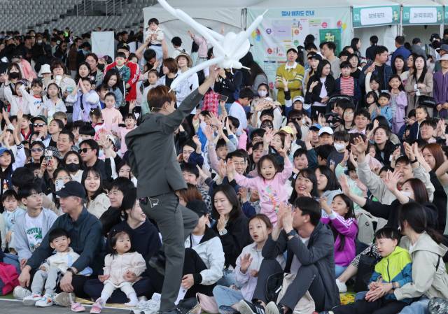 어린이 가족들이 마술사의 버블&벌룬쇼를 보며 즐거워하고 있다. 정종회 기자 jjh@