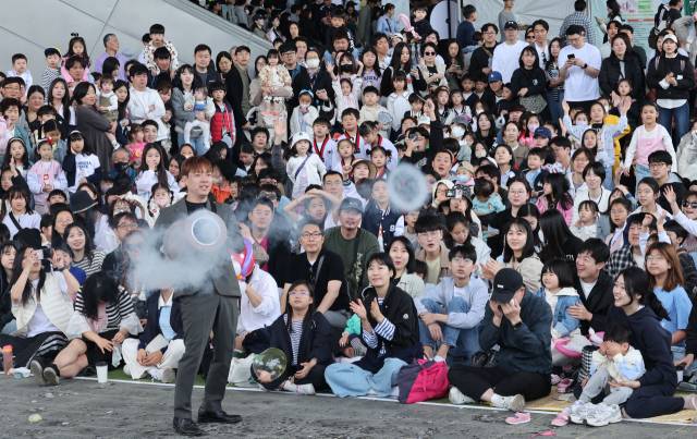 행사장을 찾은 어린이 가족들이 마술사의 버블&벌룬쇼를 보며 즐거워하고 있다. 정종회 기자 jjh@