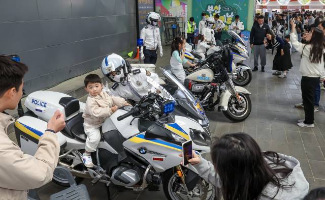 행사장을 찾은 어린이가 부산시자치경창위원회&부산경찰청 부스에서 경찰오토바이에 탑승해 기념촬영을 하고 있다. 김종진 기자 kjj1761@