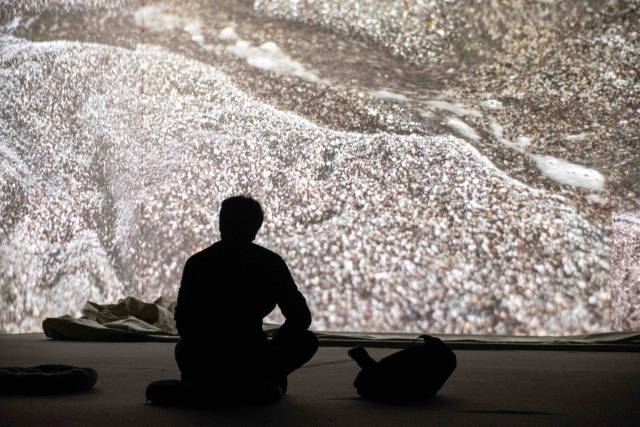 하이너 괴벨스의 '물고기는 땅 위에서 걷는 법을 배워야 할 것이다'(The Fish Will Have to Learn to Walk on Land) 영상 설치 공간 모습. 부산현대미술관 제공