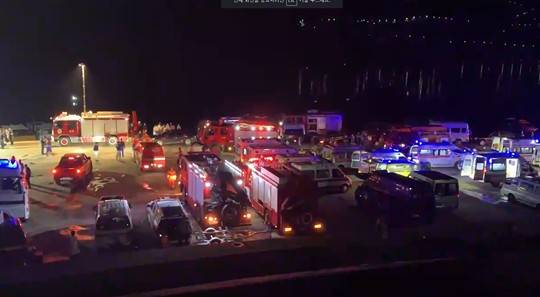 유람선 2척이 전복된 중국 구이저우성 항구에 소방구조대가 몰려 있다.(중국중앙텔레비전 캡쳐)