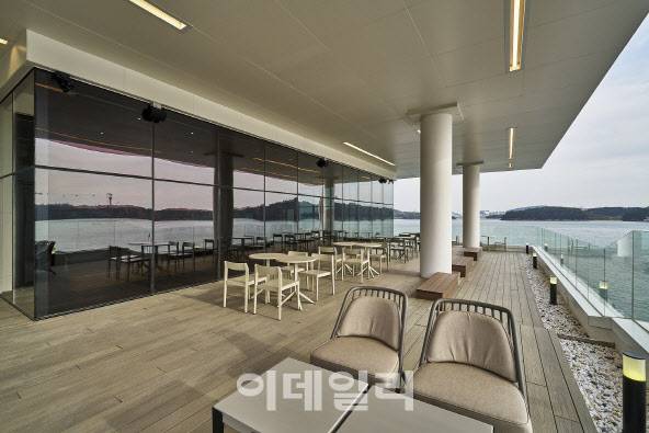 스타벅스 목로해안로점 외부 테라스 (사진=스타벅스)