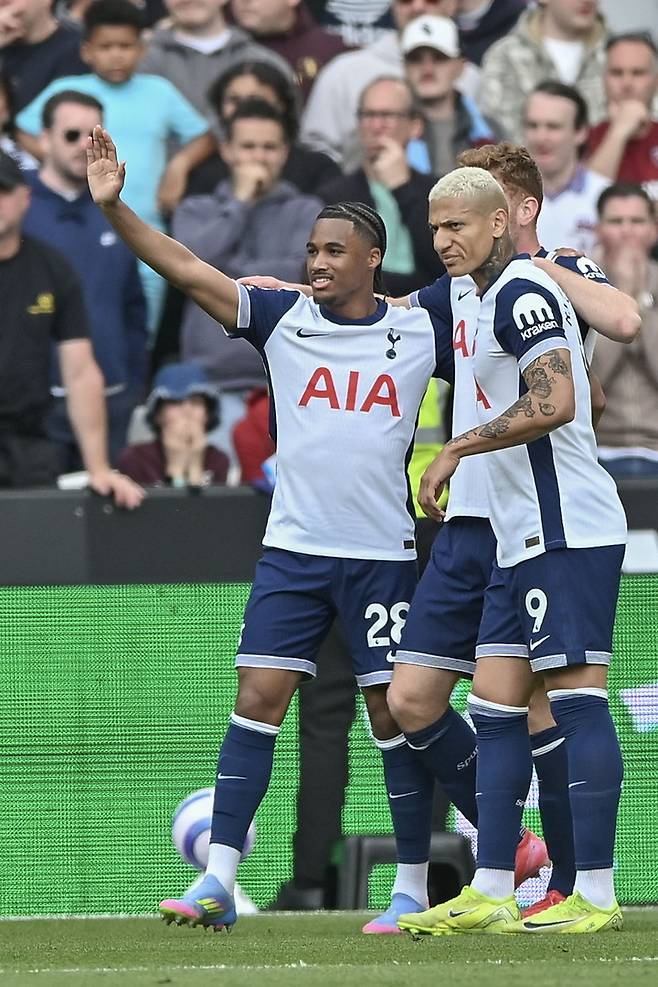 4일 영국 런던 스타디움에서 열린 웨스트햄 유나이티드와 경기에서 마티스 텔의 선제골이 터지자 기뻐하는 토트넘 선수들