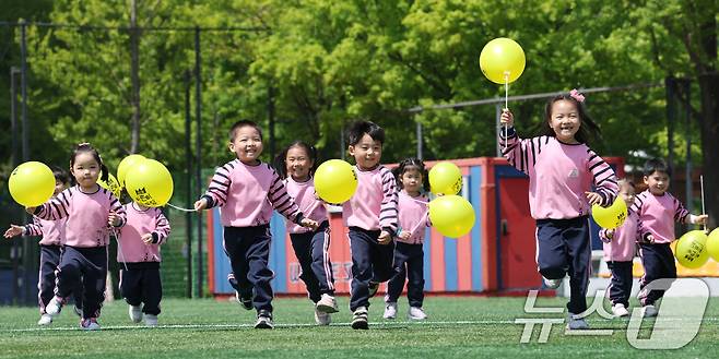 어린이날을 닷새 앞둔 30일 경기 수원시 장안구 수원실내체육관에서 열린 수원시 어린이날 행사 '어린이 한마당'에서 아이들이 즐거운 시간을 보내고 있다. (사진은 기사 내용과 무관함) / 뉴스1 ⓒ News1김영운 기자