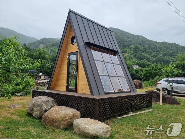 세모 지붕의 오두박 형태로 이뤄진 야외 찻자리(하동군 제공)