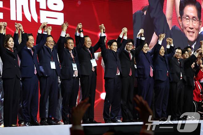 김문수 국민의힘 대통령 후보가 3일 경기 고양시 킨텍스에서 열린 5차 전당대회에서 최종 후보로 확정된 뒤 한동훈 대선 경선후보 및 당 지도부와 손을 번쩍 들고 있다. 2025.5.3/뉴스1 ⓒ News1 김민지 기자