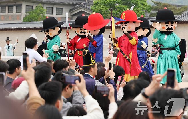 어린이날인 5일 서울 경복궁에서 인형탈을 쓴 수문장이 광화문 파수의식을 하고 있다. 2025.5.5/뉴스1 ⓒ News1 허경 기자