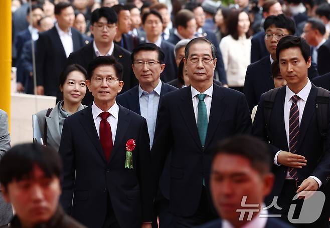 김문수 국민의힘 대통령 후보(앞줄 왼쪽)와 한덕수 무소속 대통령 선거 예비후보가 5일 오전 서울 종로구 조계사에서 열린 불기 2569년 부처님오신날 봉축법요식에 참석하고 있다. 2025.5.5/뉴스1 ⓒ News1 김민지 기자