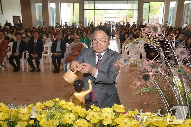 강기정 광주시장이 불기 2569년 ‘부처님 오신 날’인 5일 서구 무각사에서 열린 봉축법요식에 참석해 아기 부처의 몸을 물로 씻는 관불의식을 하고 있다.(광주시 제공. 재판매 및 DB 금지) 2025.5.5/뉴스1
